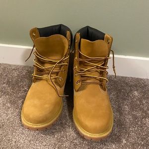 Size 8 women’s timberland boots.